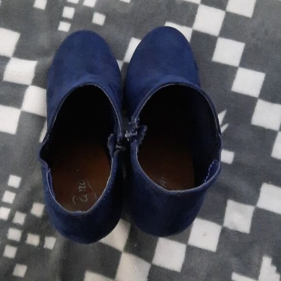 Candies Faux Suede Navy 4 Inch Block Heel Ankle Booties Size  7 - Picture 5 of 14